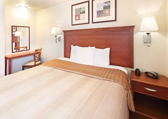جناح استوديو بسرير كينج لذوي الإعاقة، Candlewood Suites Fayetteville – University of Arkansas 2/4