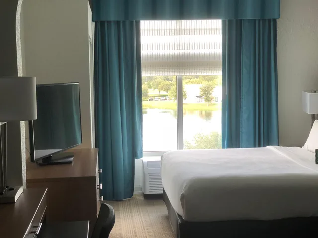 غرفة بسرير كينج بإطلالة على البحيرة، Holiday Inn St Augustine World Golf 2/5