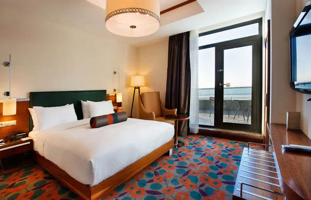 Ambassador, Suite, Double Bed, Lake View, Balcony، Doubletree By Hilton Hotel Van 1/10