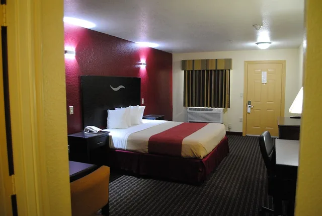 غرفة قياسية بسرير كينج للمدخنين، Scottish Inns Fort Worth 2/3