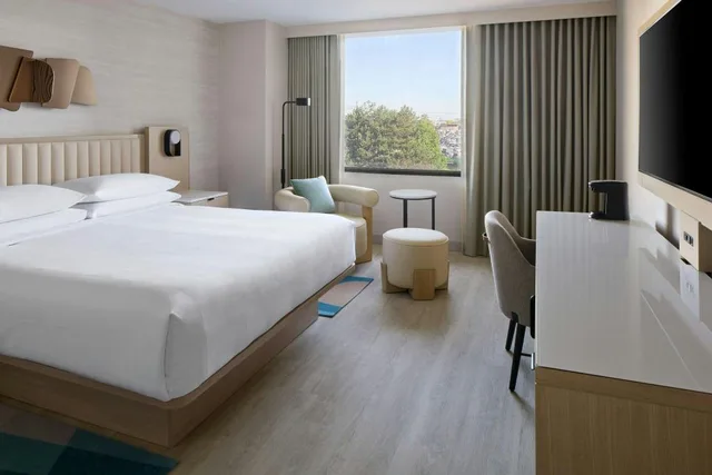 غرفة كلوب تنفيذية بسرير كينج مع دخول صالة النادي، Toronto Airport Marriott 1/5