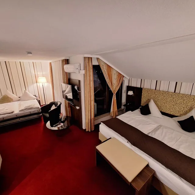 غرفة رباعية بسرير كينج، Lobinger Parkhotel 9/10