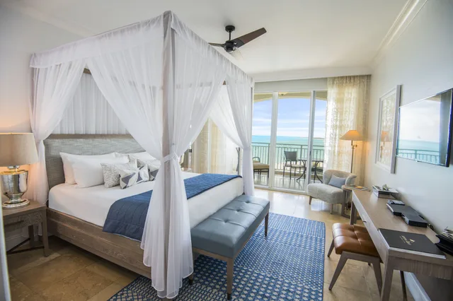 Junior Suite, King Bed, Ocean Front, Seven Stars Resort 1/3