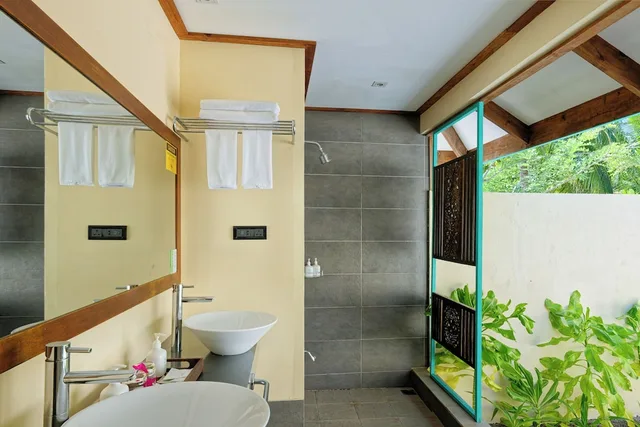 Sunset Beach Villa, King Bed، Canareef Resort Maldives 5/5