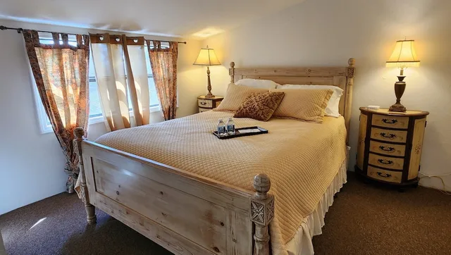 Moonglow, Suite, Queen Bed، Lily Creek Lodge 1/8