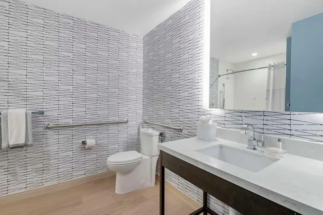 غرفة بسرير كينج بحوض استحمام لذوي الإعاقة، Cambria Hotel Austin Downtown 2/3