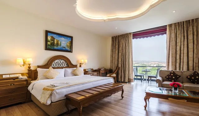 غرفة بريميوم بسرير كينج بإطلالة على الجبل بشرفة، WELCOMHOTEL BELLA VISTA, PANCHKULA - CHANDIGARH 1/3