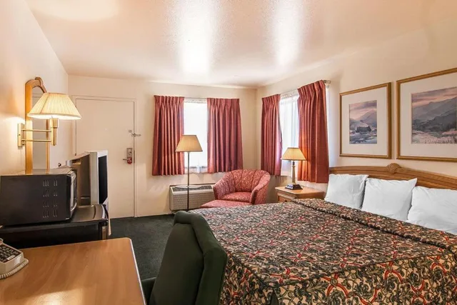 غرفة ديلوكس بسرير كينج، Econo Lodge 3/3