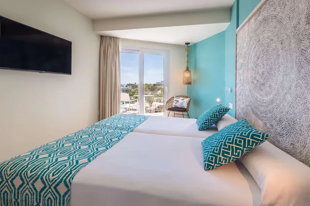 غرفة بسرير مزدوج بإطلالة جزئية على البحر، Occidental Torremolinos Playa 2/3