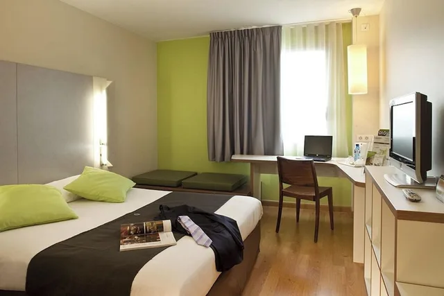 Room, Twin Beds, Travelodge BCN Cornella Fira 3/6