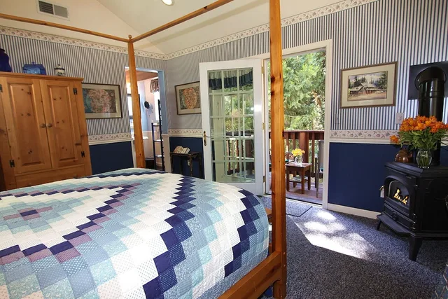 Blue, Queen Bed، McCaffrey House Bed and Breakfast Inn 2/2