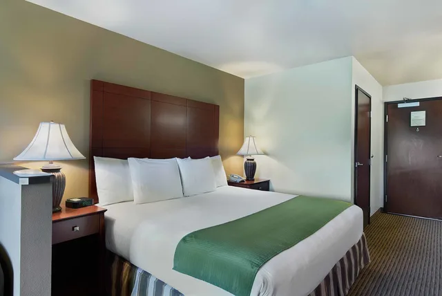 جناح بسرير كينج مع أريكة، Oxford Suites Yakima 1/3