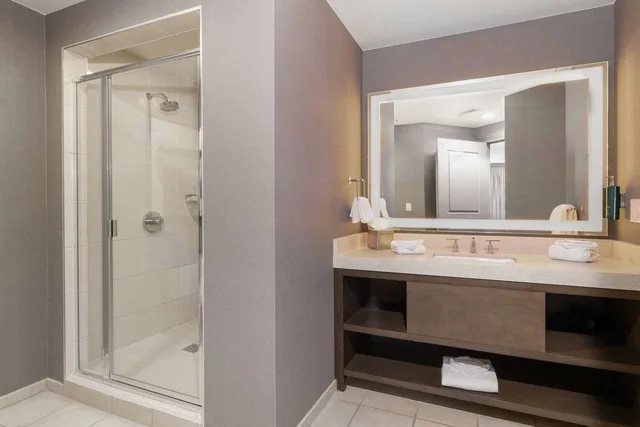 Deluxe, 2 Queen Beds, Fountain View، Hilton Promenade At Branson Landing 3/3