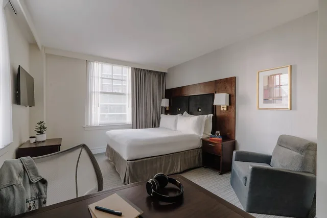 Superior, Queen Bed, Kitchenette, Club Quarters Hotel Downton Houston 4/7