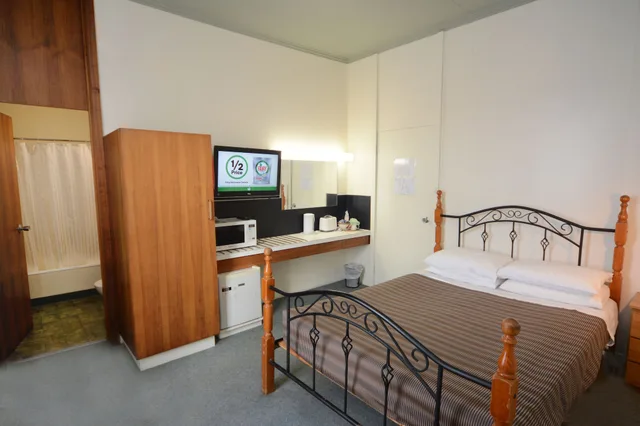 Economy, Double Bed, The Bridge 2/4