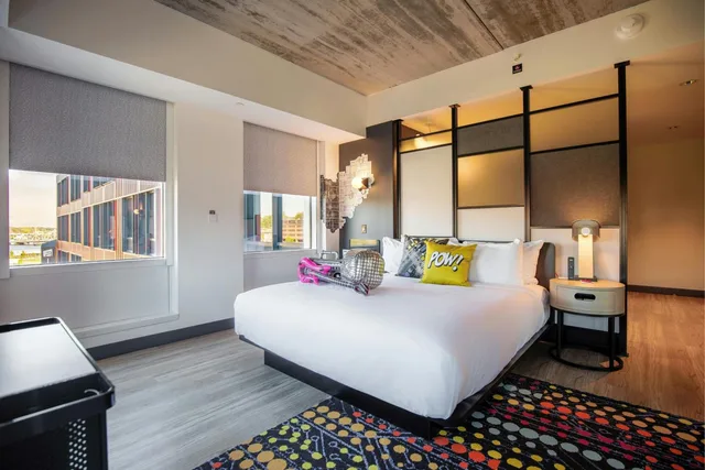 Aloft, Guest Room, King Bed, City View، Aloft Providence Downtown 2/5