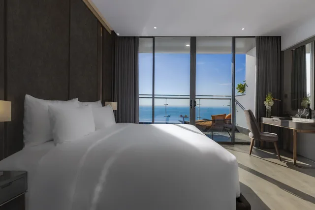 3 Bedrooms, Residence, Twin Beds, 2 King Beds, Ocean Front، Le Sands Oceanfront Da Nang Hotel 9/10
