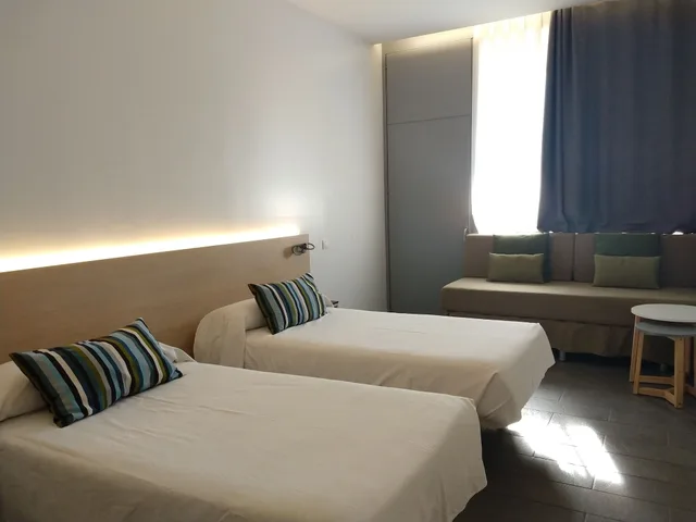 غرفة كومفورت بسريرين منفصلين بإطلالة على الحديقة مع أريكة، Centre Esplai Hostel 3/5
