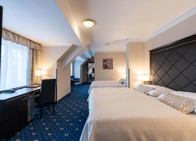 غرفة ديلوكس رباعية بسرير كينج وسرير فردي مع أريكة، Pytloun Old Armoury Hotel Prague 2/4