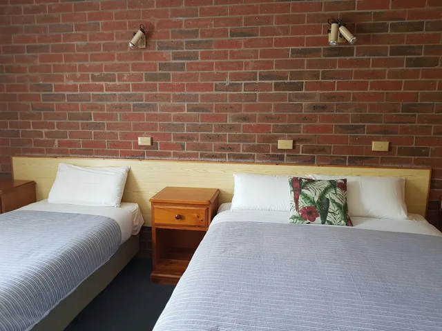 غرفة بسرير كوين وسرير فردي بإطلالة على الجبل، Kookaburra Motor Lodge 2/5