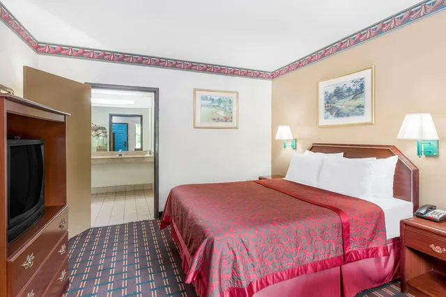 Room, Queen Bed, Days Inn By Wyndham North Columbia Ft Jackson 2/5