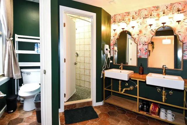 Cozy, King Bed, Partial View, Side Street View, Annex، Highroad Hostel Dc 5/5