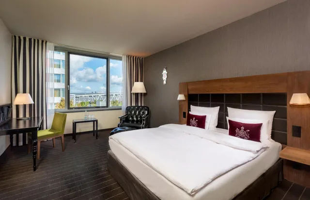 غرفة متصلة عائلية بسريرين منفصلين وسرير كينج، Movenpick Hotel Stuttgart Airport 2/5