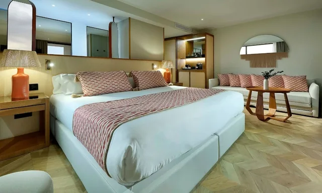 جناح جونيور بسرير كينج بإطلالة على البحر مع أريكة، TRS Ibiza Hotel - Adults Only 2/4