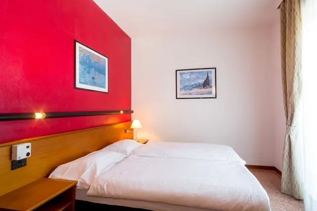 غرفة ثلاثية بسرير كوين وسرير فردي، HOTEL PACE 1/9