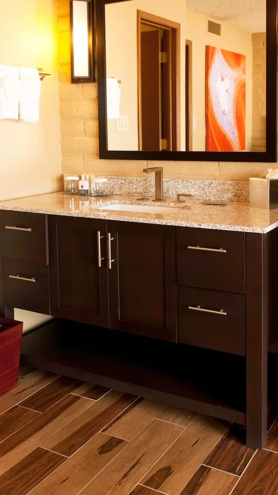 2 Rooms, Suite, King Bed, Pool Side, Sofa، Doubletree Suites By Hilton Tucson-Williams Center 5/6