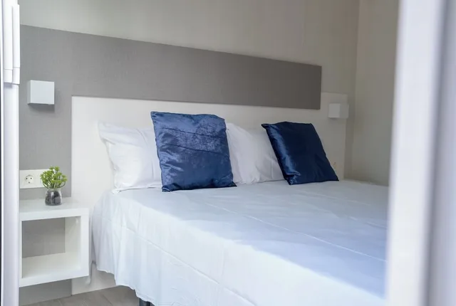 2 Bedrooms, Neri, Bungalow, 1 Queen and 3 Single Beds, Pet Friendly، Costa del Sol Glamping Village 5/9