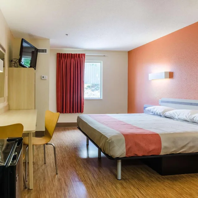 1 King Bed Mobility Access Ri Shwr Nsmk، Motel6 Bristol, VA 1/10