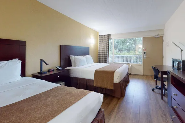 Room, 2 Queen Beds, Parking Lot View، Rodeway Inn and Suites Fort Lauderdale Airport and Cruise Port 6/10