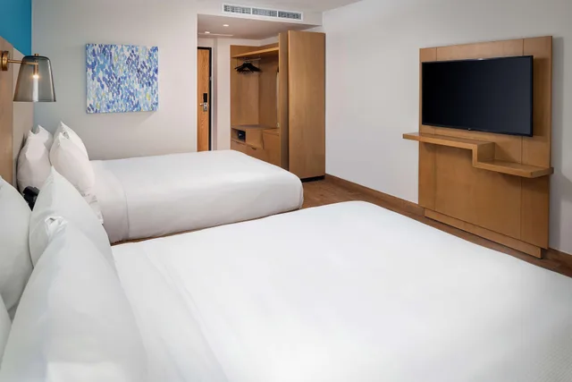 غرفة ثلاثية بسريرين مزدوجين، Hilton Garden Inn Cancun Airport 1/2
