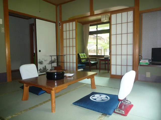 غرفة يابانية تقليدية بفرشتي فوتون بأرضية تاتامي، Takao Kanko Hotel 5/8