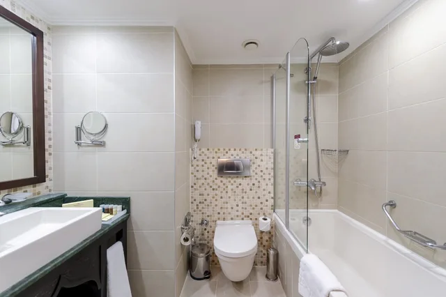 Standard, King Bed, Lateral Side Sea View، Crowne Plaza Antalya 5/5