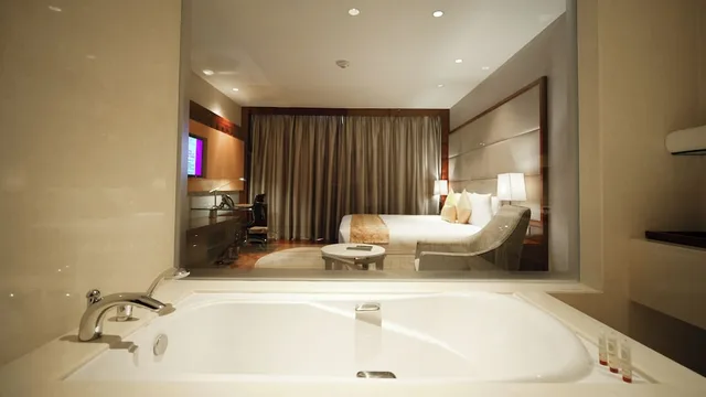 غرفة بريميوم بسرير كينج، CROWNE PLAZA KOCHI 7/8