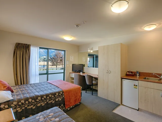 Studio, Triple, Twin Beds, 1 Queen and 1 Single Bed, Bella Vista Motel Hanmer Springs 6/10