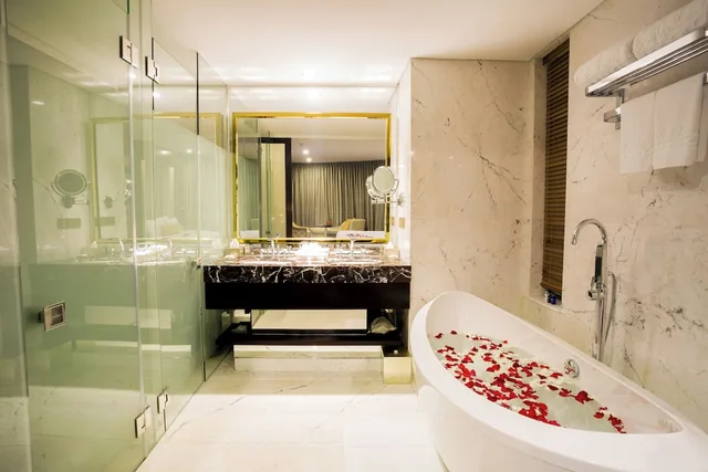Premier, Suite, Double Bed, Ocean View, Holiday Beach Hotel Danang 5/8