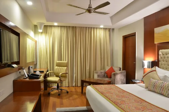 Club, King Bed, The Lal Vilas Hotel & Resort 1/3