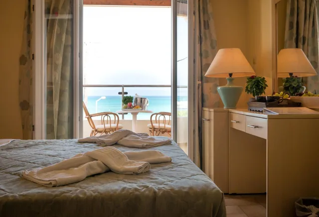 غرفة سوبيريور بسرير مزدوج بإطلالة على البحر، Coral Beach Hotel 1/10