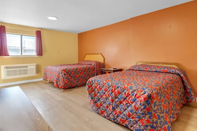 غرفة بسريرين كوين بمطبخ صغير، Relax Motel Grand Prairie Dallas I 30 1/8