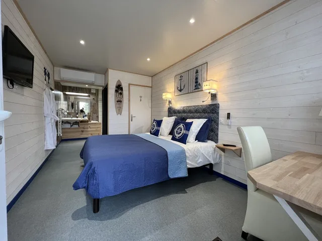 Superior, Queen Bed, Domaine de Roullet 2/2