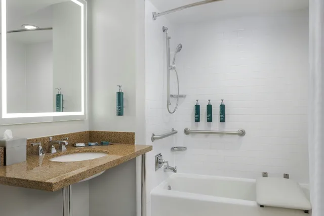 غرفة ديلوكس بسريرين كوين، Doubletree Cincinnati Airport 4/4