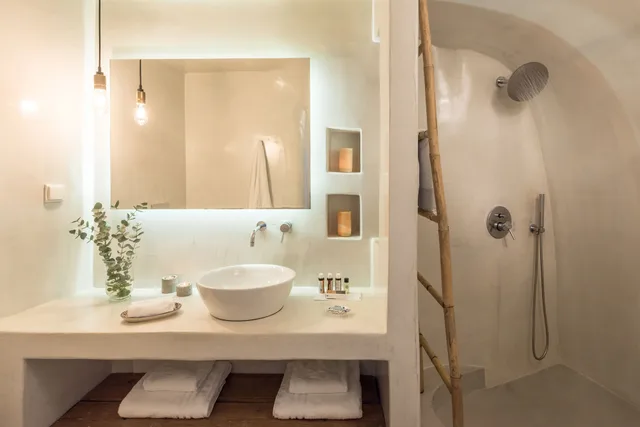 جناح شهر العسل بسرير كوين بحوض جاكوزي، COCOON SUITES 2/4