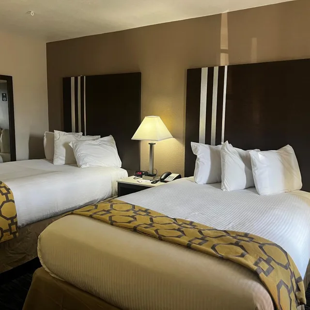 غرفة بسريرين مزدوجين بحوض استحمام لذوي الإعاقة، Baymont By Wyndham Port Arthur 1/9