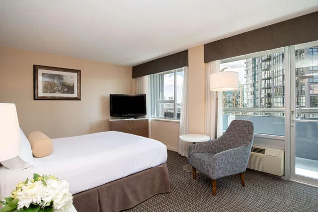 Superior, Queen Bed, Best Western Premier Chateau Granville Hotel and Suites and Conf. Centre 2/4