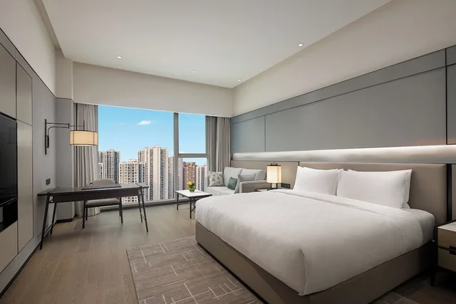 غرفة قياسية بسرير كينج مع دخول صالة النادي في طابق مرتفع، HUALUXE Leshan by IHG 2/4