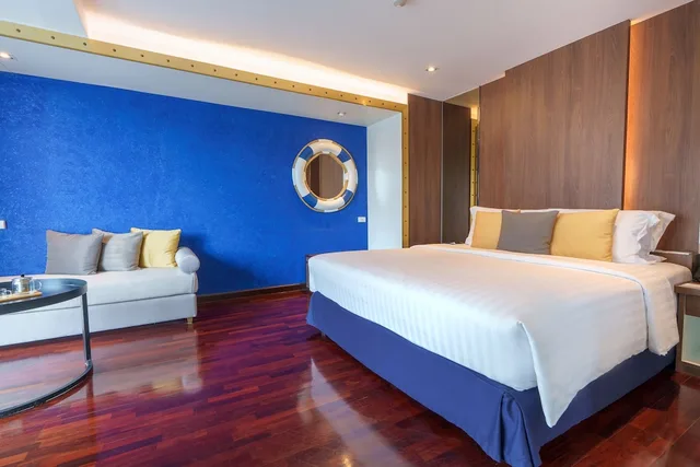 كابينة بسرير مزدوج بإطلالة جزئية على البحر، The Cruise Hotel 6/10