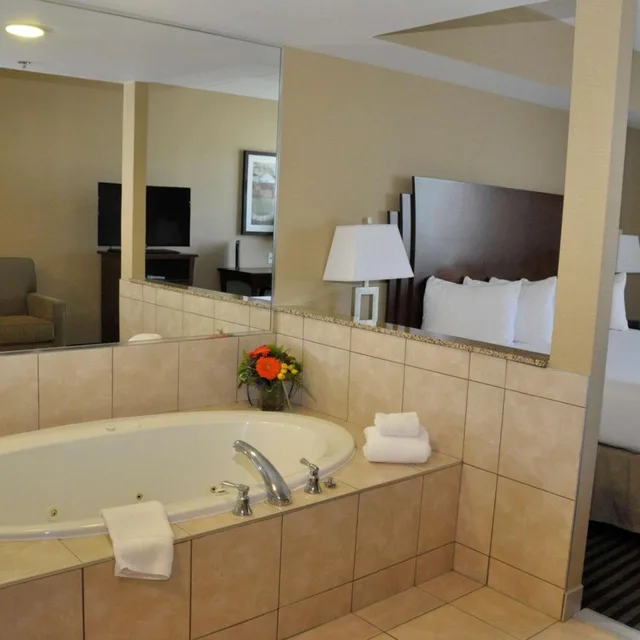 جناح بسرير كينج بجاكوزي، Best Western Plus Barrie 4/4